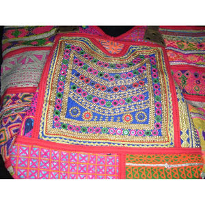 Bolso étnico vibrante con bordado bohemio hecho a mano para mujeres que aman la artesanía india y la moda audaz - Product Image 6