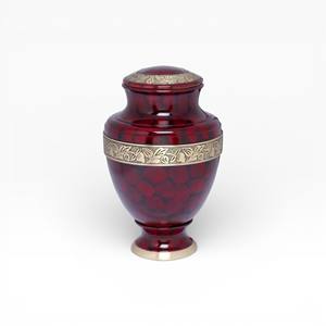 Urne funéraire effet marbre rouge foncé avec bande gravée de fleurs dorées et base décorative pour un mémorial classique - Product Image 1