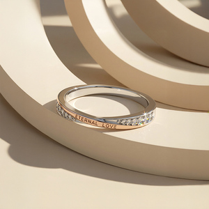 Bague de mariage bicolore torsadée et gravée Jeulia pour femme - Product Image 4