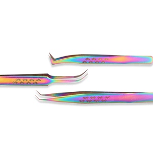 Pinzas de agarre cómodo hechas a mano con agarre suave para pestañas postizas, con logotipo grabado personalizado, fáciles de usar para crear abanicos de volumen. - Product Image 4