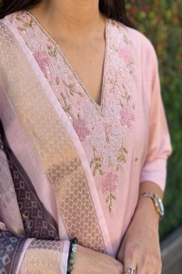 Grand Elegant Straight Kurti Pant Dupatta Set Colección étnica india opulenta para B2B Venta al por mayor y regalos corporativos - Product Image 4