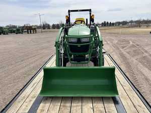 Tracteur à roues 4x4 John Deere 2032R NEUF/OCCASION 32 CV avec moteur et pompe pour le labour, le travail du sol, le transport et une utilisation agricole multifonctionnelle - Product Image 6