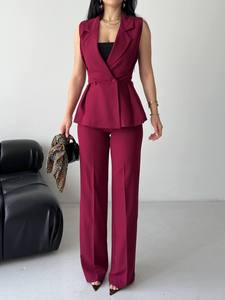Ensemble tailleur sans manches bordeaux pour femme avec taille peplum et col cranté, tenue de cérémonie automne, pantalon long et gilet - Product Image 5