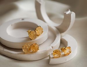 8-10mm Pierre Citrine Brute Plaqué Or Prong Set Boucles D'oreilles À La Main Pierre De Naissance Dainty Minimaliste Bijoux pour Femmes - Product Image 4