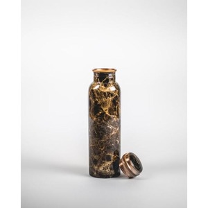 Botella ayurvédica de cobre puro que ayuda a apoyar el bienestar digestivo a través de una hidratación saludable naturalmente enriquecida en la rutina diaria. - Product Image 3