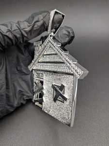Colgante Hip Hop Iced Trap House de Moissanita, Plata de Ley 925 Bañada en Oro, Joyería Unisex para Raperos, Regalo de Diseño Único - Product Image 3