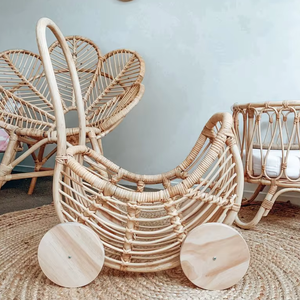 Poussette de poupée en rotin tissé à la main magnifiquement conçue-Durable, légère et conçue pour les jeux de simulation classiques - Product Image 1