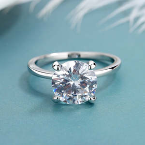 Anello in Argento Sterling Placcato Oro 14K con Moissanite Simulata Taglio Brillante 4.00 CTTW, Splendidi Anelli con Diamanti Simulati - Product Image 4