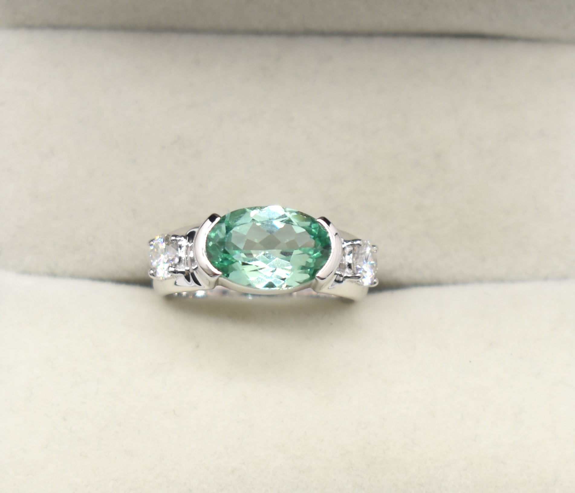 สีเขียว