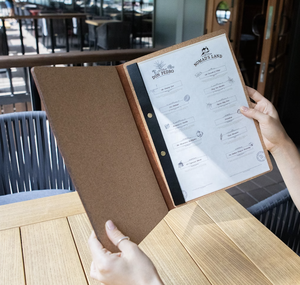 Carpeta de menú de madera de tamaño personalizado con anillas para café, bar y restaurante, soporte de menú marrón con encuadernación de cuero para restaurante - Product Image 1