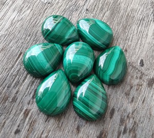 Venta al por mayor de piedras preciosas naturales de malaquita en forma de corazón pera calibrado parte posterior plana cabujón color verde todos los tamaños piedras preciosas sueltas - Product Image 3