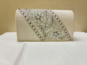 Pochette artisanale pour femme brodée de fils de zari et détails perlés à la main pour un look de soirée royal d'Inde - Product Image 2