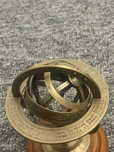 Esfera de mesa de astrolabio de globo armilar de latón Vintage antiguo con base de madera - Product Image 2