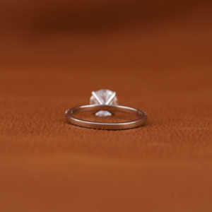 Anillo de compromiso chapado en oro macizo de 18 quilates de lujo clásico, ajuste pavimentado de diamantes cultivados en laboratorio, acento de estilo moderno para mujeres con certificación IGI - Product Image 4