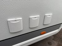 Achetez une caravane de voyage légère, imperméable, à double essieu, d'occasion en bon état, 6 couchages, avec cuisinière et douche
