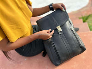 Nuevo estilo Vintage Look Mochila genuino de cuero negro Mochila de viaje Bolsa de viaje de cuero de oficina de gran capacidad para hombres y mujeres - Product Image 5