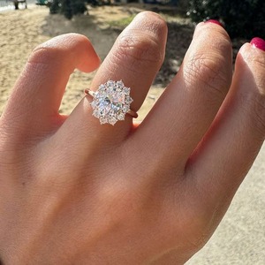 Bague de fiançailles élégante de style vintage à taille ovale avec halo de diamants de laboratoire F-VS2, monture halo en or massif 14K, bijoux certifiés - Product Image 1