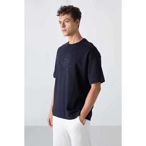 เสื้อยืดคอกลมโอเวอร์ไซส์พิมพ์ลายสำหรับผู้ชาย Tommylife Wholesale รุ่น 88324 สีกรมท่า - NAVY - Product Image 5
