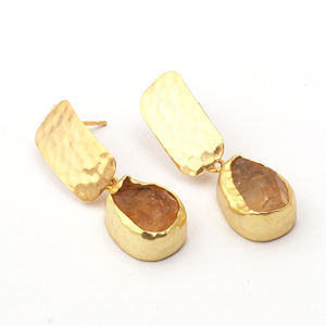 Pendientes hechos a mano con piedras preciosas de citrino en bruto, pendientes de gota con textura chapada en oro martillado, pendientes de tuerca a la moda para mujer, venta al por mayor - Product Image 4