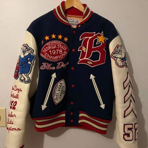 Chaqueta Universitaria Unisex Personalizada de Primera Calidad con Parche Bordado, Logotipo Frontal en Collage, Chaqueta de Invierno Impermeable para Ropa Urbana - Product Image 1