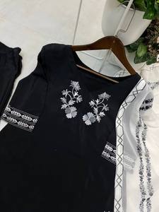 Traje Farsi Salwar de diseñador moderno, conjunto de tres piezas más de tendencia con telas de trabajo bordadas y creapé francés interior - Product Image 5