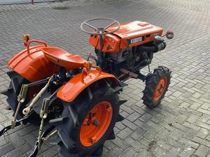 รถแทรกเตอร์ดีเซลขนาดเล็ก Kubota B700 เกรดเชิงพาณิชย์ สำหรับงานเกษตรกรรมหนัก พร้อม PTO ใช้งานน้อย - Product Image 2