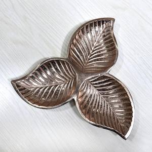 Plateau décoratif en aluminium à motif traditionnel en bronze Le plateau est de couleur bronze et présente un design traditionnel - Product Image 3