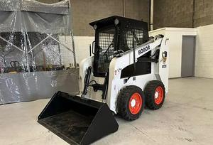 Chargeuse compacte de 2,3 tonnes avec moteur diesel, fonction de rétrocaveuse, roulements et boîte de vitesses, haute capacité de charge - Product Image 2