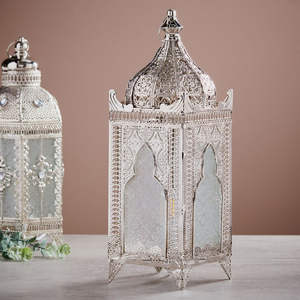 Lanterne porte-bougie marocaine classique en métal nickelé argenté, magnifiquement artisanale, avec verre floral, pour la décoration intérieure et les mariages 2026 - Product Image 1