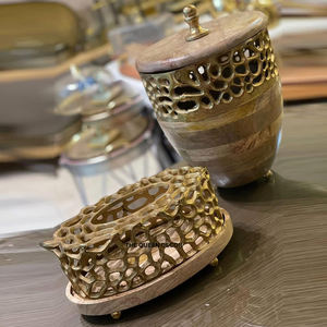 Boîte à mouchoirs ovale élégante fabriquée à la main en aluminium, métal, bois, fournitures de salle de bain, accessoires - Product Image 1