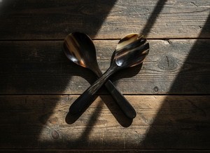 Paire d'ustensiles de service jetables en corne naturelle unique avec des poignées en bois rustique pour une utilisation moderne et festive dans les maisons classiques et modernes - Product Image 4