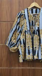 Kyra Casual Tiger Block Print Túnica Top Mini vestido Tejido con cuello profundo y cierre de cuerda con logotipo frontal - Product Image 4