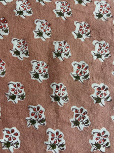 Tela de Algodón Estampada a Mano con Diseño Floral Rosa Polvoriento, Diseño Indo-Europeo Vintage - Product Image 4