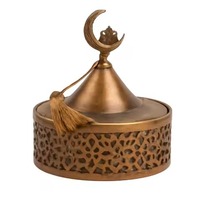 Luxueuze gouden metalen khajoor schaal met bloemmotief deksel voor Ramadan en Iftar cadeau & decoratie. Elegante schaal voor gedroogd fruit & dadels.