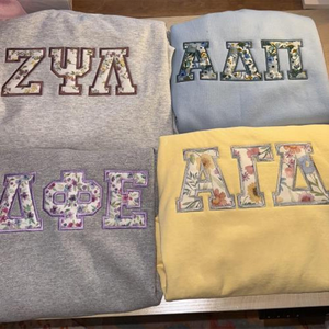 Sudadera personalizada con letras griegas de la Hermandad, sudadera con apliques florales de retazos bordados, sudadera con letras de retazos - Product Image 2