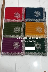 Saree élégant en mousseline de soie indienne en mélange d'organza avec broderie riche et garniture de pétoncle de créateur prêt pour les commandes d'exportation - Product Image 3