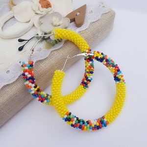 Boucles d'oreilles créoles faites à la main avec des motifs de perles de rocaille géométriques pour coiffer des cerceaux perlés Boho créatifs dans des nuances inspirées de la nature - Product Image 1