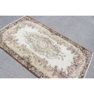 Tapis turc 3,9x6,5 pieds, tapis vintage, tapis en laine marron à motifs de plantes et d'arbres - Product Image 4