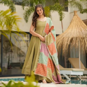 ชุดเดรสอนาร์กาลีสีเขียวมะกอกสำหรับผู้หญิง พร้อมผ้าคลุมไหล่ปักลายหลากสี ชุดพื้นเมืองแบบดั้งเดิมสำหรับงานแต่งงานและงานเฉลิมฉลองแบบอินเดีย - Product Image 1