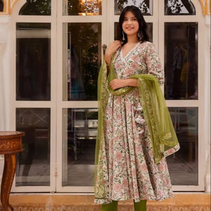 Conjunto Angrakha de Algodón con Estampado a Mano SUNHARI Aamira con Dupatta de Malla, Kurta de Algodón Puro con Estampado Floral y Pantalones, Ropa Étnica para Mujer - Product Image 1