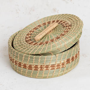 Boîtes de rangement à couvercle en paille de raphia Boîte cadeau ronde circulaire écologique avec poignée pour femmes et hommes - Product Image 4