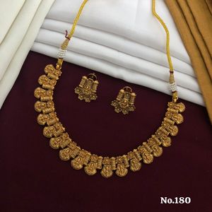 Collier en or antique de style temple serti de motifs d'éléphant et de déesse Bijoux de mariée traditionnels pour mariages et festivals - Product Image 3