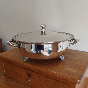 Plato DE SERVICIO DE METAL vintage con encanto retro perfecto para coleccionistas de antigüedades y entusiastas de la decoración del patrimonio en todo el mundo - Product Image 1