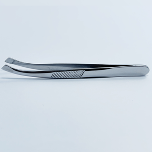 Pince à sourcils professionnelle en acier inoxydable en forme de hockey de haute qualité avec pointe polie couleur et logo personnalisables pour les filles - Product Image 3