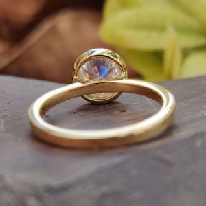 Solitaire Pave Set Labgrown Emerald Cut Bagues de fiançailles de mariage certifiées IGI en or massif 10kt - Product Image 5