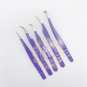 Marque privée Nouveau design Pourpre foncé Revêtement en poudre Point argenté Pince à cils en acier inoxydable Pointe incurvée Poignée unie - Product Image 1