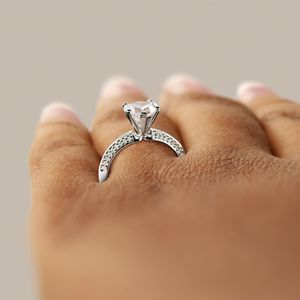 Anillo de regalo de vástago dividido con borde de cuchillo de diamante cortado con corazón para mujer - Product Image 1