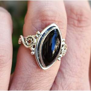 Bague en onyx noir, pierre de naissance, style bohème, en argent sterling, avec sertissage clos, cadeau pour elle - Product Image 3