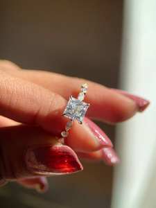 Anillo de Compromiso con Corte Princesa de 2 Quilates Cultivado en Laboratorio, Anillo de Regalo de Amor, Anillo de Diamantes - Product Image 5