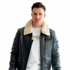 Veste de vol en cuir de qualité supérieure pour hommes avec style aviateur vintage et doublure chaude-parfaite pour les aventures hivernales et en plein air - Product Image 1